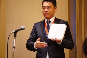 Peng Honghua, Präsident der Small Cell Produktlinie von Huawei, während der Präsentation von LampSite 3.0 auf dem Mobile Broadband Forum