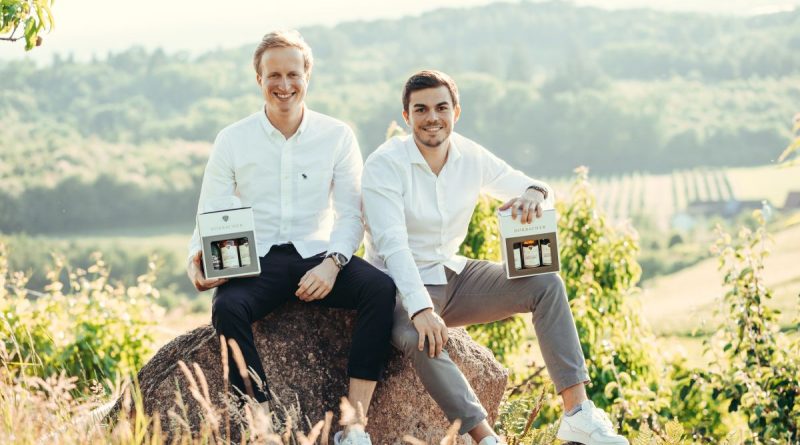 In diesen Zeiten müssen alle Unternehmer neue Wege gehen. Die Durbacher Winzergenossenschaft hat mit dem Startup Vinogether von Manuel Männle und Moritz Liebergesell schnell neue Wege für den Kontakt zum Kunden gefunden. Die beiden bieten die Möglichkeit, individuelle Weinproben mit Wein der Durbacher Winzergenossenschaft zu buchen. Bislang fanden schon über einhundert dieser Weinverkostungen statt.