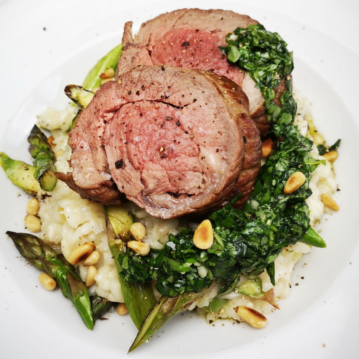 Lamm-Rollbraten mit Limetten-Spargel-Risotto und leichtem Pesto – Sysbus Lamm-Rollbraten mit Limetten-Spargel-Risotto und leichtem Pesto – Sysbus