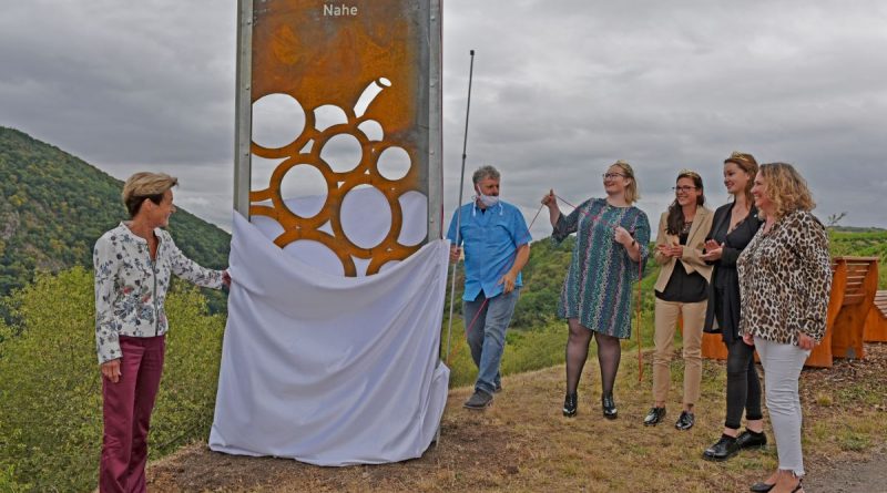 An der Nahe - Enthüllung der Stele Weinsicht - Foto: Norbert Krupp