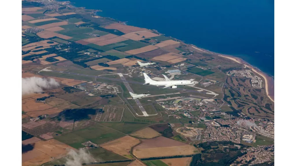 Die Royal Air Force nutzt moderne Datenmanagementlösungen, um die Effizienz und Sicherheit ihrer Missionen zu erhöhen. Sensordaten der Poseidon-P-8-Flotte werden in Echtzeit gesammelt, automatisiert aufbereitet, mit Metadaten versehen und über sichere MOD-Netzwerke verteilt. Intelligentes Datenmanagement mit NetApp StorageGRID ermöglicht schnelle Analysen, standardisierten Zugriff über S3 APIs und regelbasiertes Lifecycle Management. Datensicherheit hat höchste Priorität: Zero-Trust-Architektur, Verschlüsselung, rollenbasierte Zugriffsrechte sowie Datenreplikation schützen Informationen vor Verlust und unbefugtem Zugriff. Das Beispiel zeigt, wie militärische Einsatzfähigkeit und technologische Innovation zusammenwirken und auch für zivile Organisationen Orientierung bieten können.